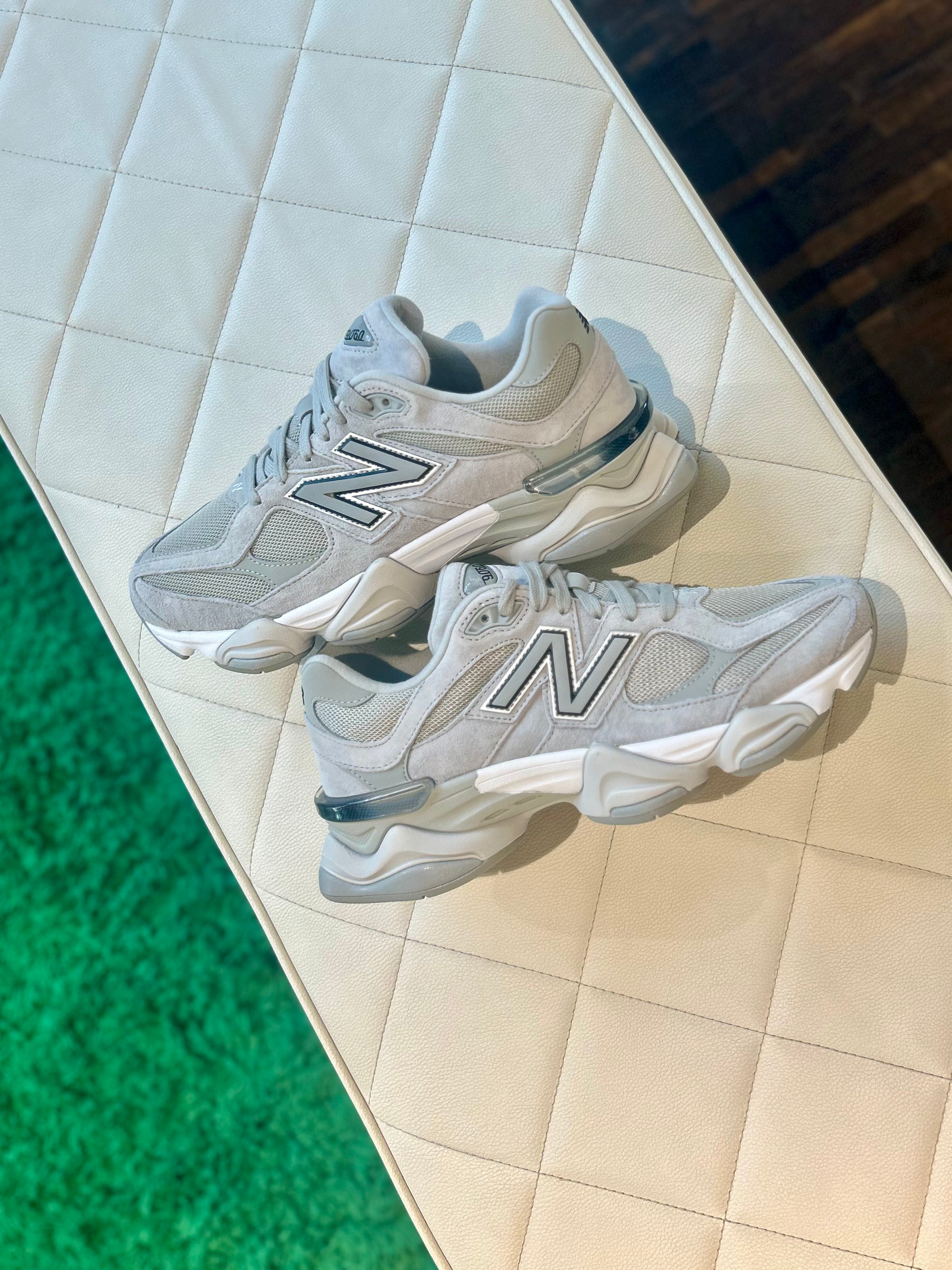 New Balance 9060 Silver Metallic Grey in store foto echte kleur en look