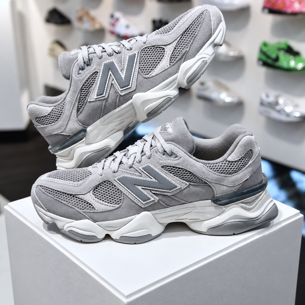 New Balance 9060 Slate Grey in de winkel met echte grijze kleuren en premium suède afwerking