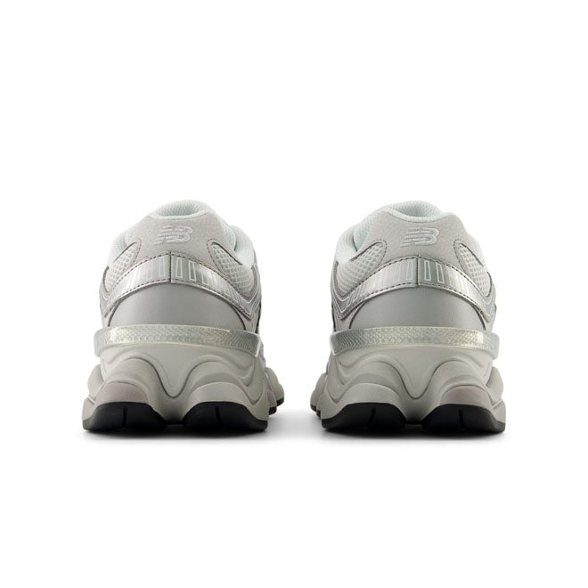 New Balance 9060 Raincloud Truffle Salt achterkant met New Balance branding en Truffle Salt details
