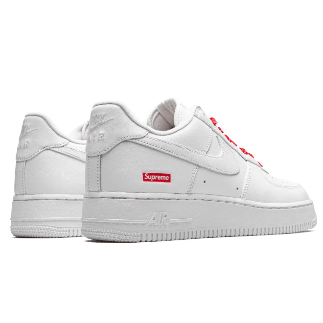 Nike Air Force 1 Low White Supreme achterkant sneaker heel detail