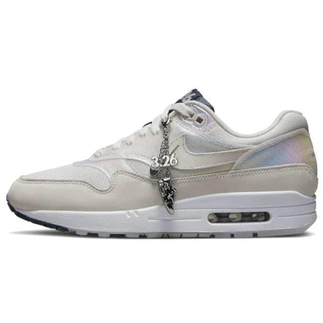Nike Air Max 1 La Ville Lumière front view crème sneaker met gouden en grijze details