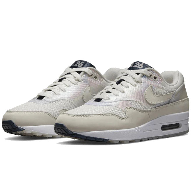 Nike Air Max 1 La Ville Lumière zijkant met premium suède upper en zichtbare Air unit