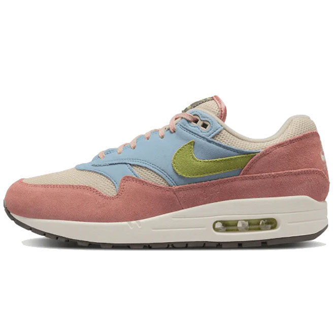 Nike Air Max 1 Light Madder Root front view witte sneaker met roze en oranje suède details