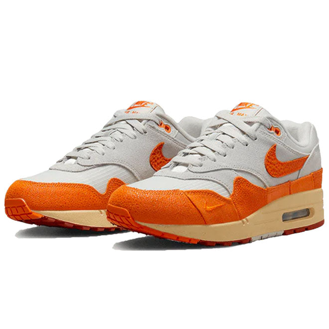 Nike Air Max 1 Magma Orange zijkant met witte upper en magma oranje mudguard