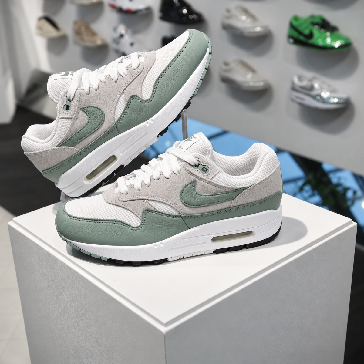Nike Air Max 1 Mica Green in de winkel met echte kleuren en premium suède afwerking