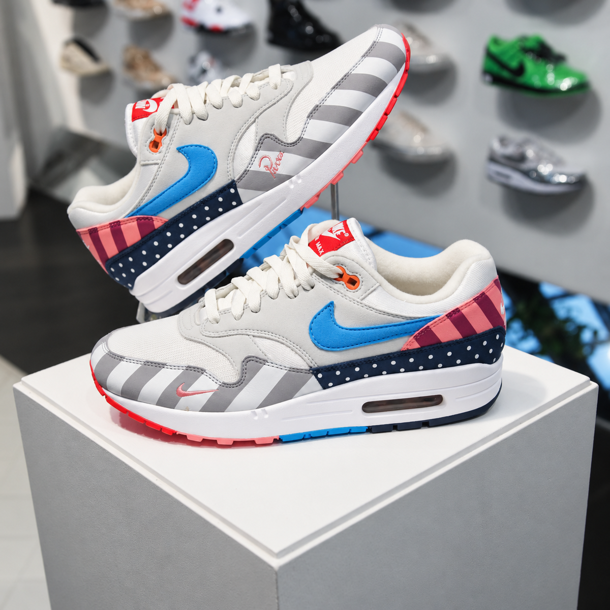 Nike Air Max 1 Parra 2018 in de winkel met echte kleuren en premium afwerking van het exclusieve Parra design