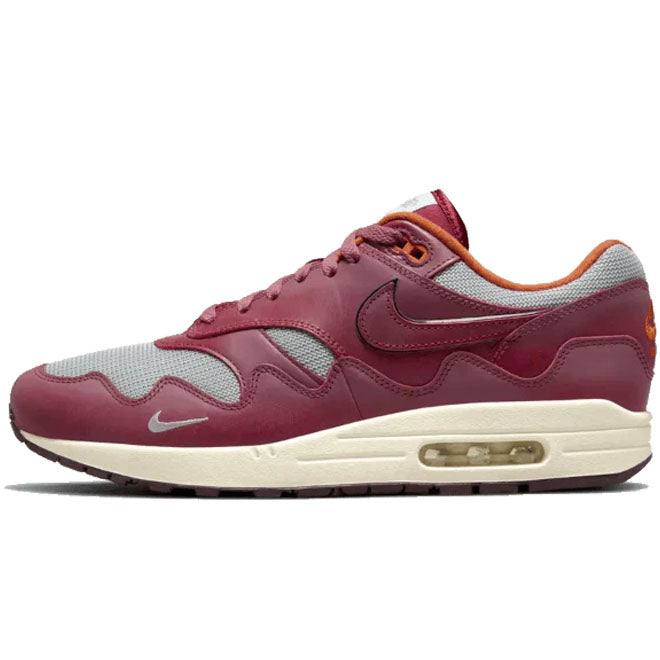 Nike Air Max 1 Patta Rush Maroon front view grijze sneaker met bordeauxrode wave mudguard