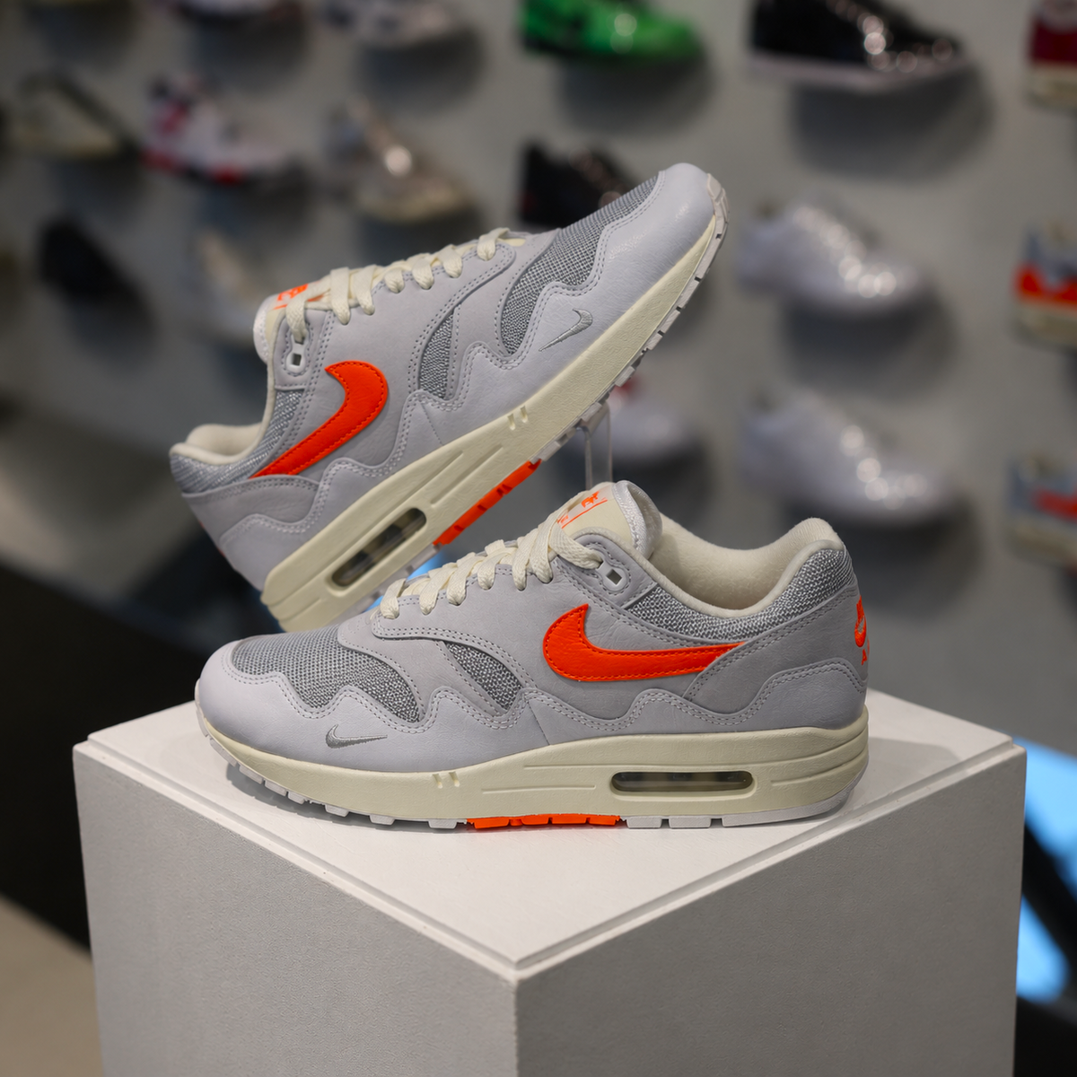 Nike Air Max 1 Patta Waves White Hyper Crimson in de winkel met echte kleur en premium afwerking
