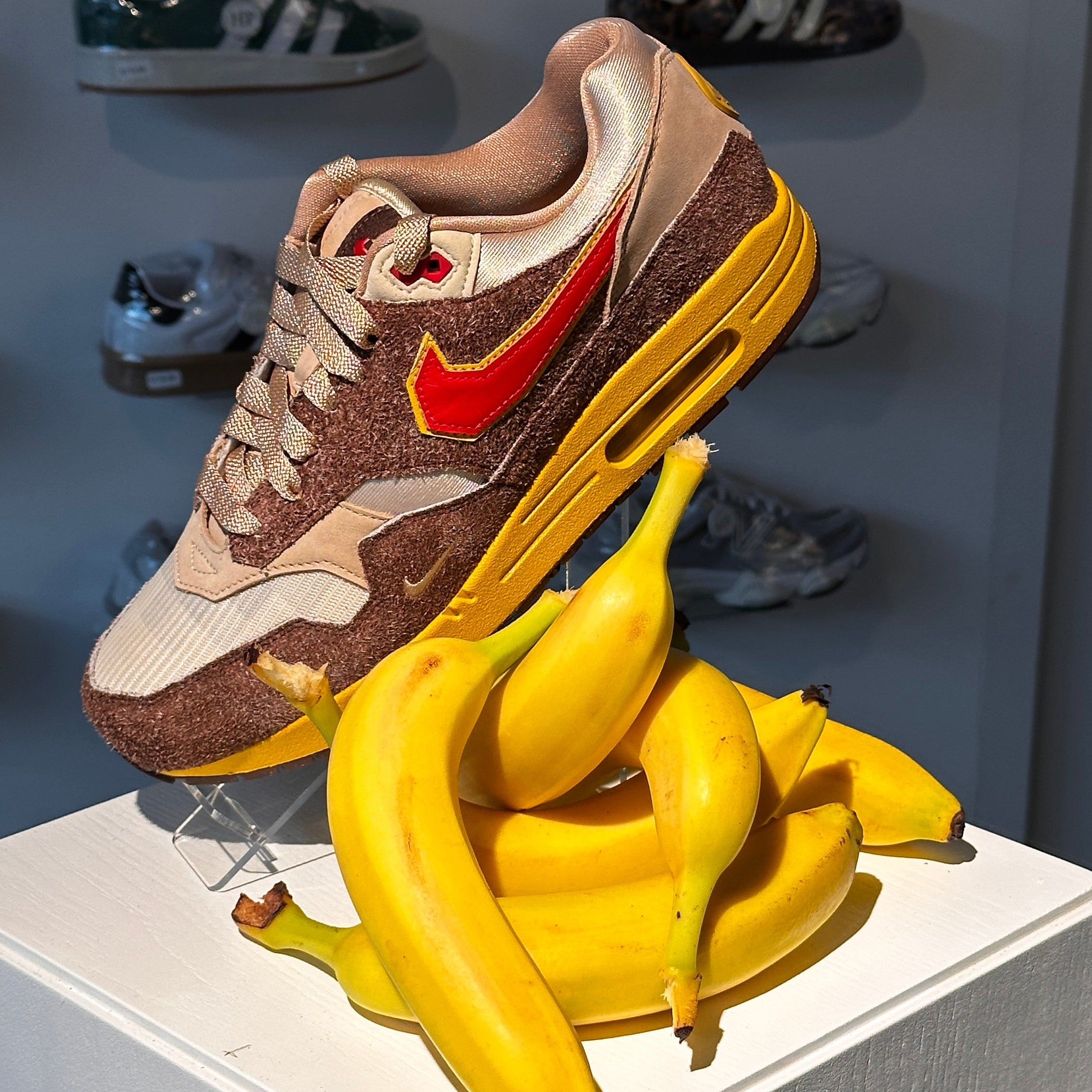 Nike Air Max 1 SWOOSH Low Poly Big Head Origins sneaker met bananen Donkey Kong inspired display