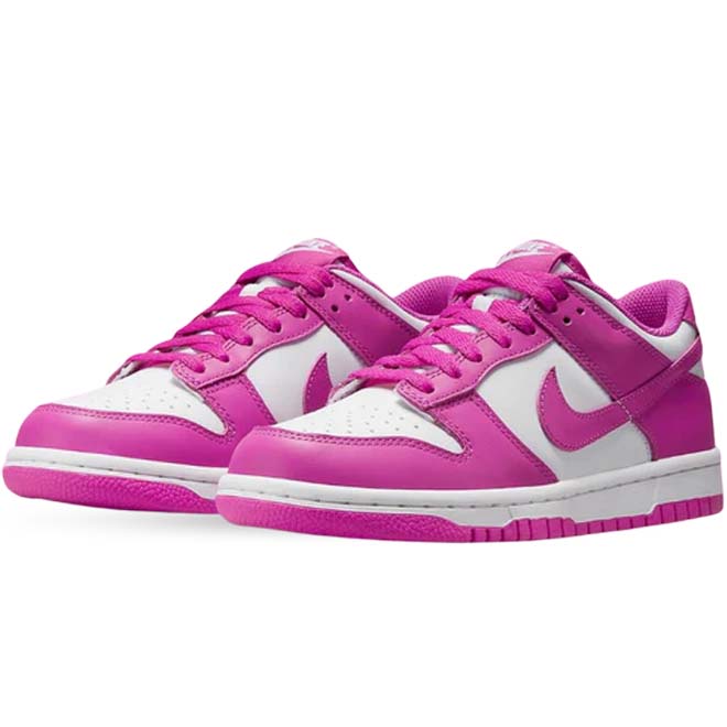 Nike Dunk Low Active Fuchsia schuin voor zijaanzicht met felroze overlays