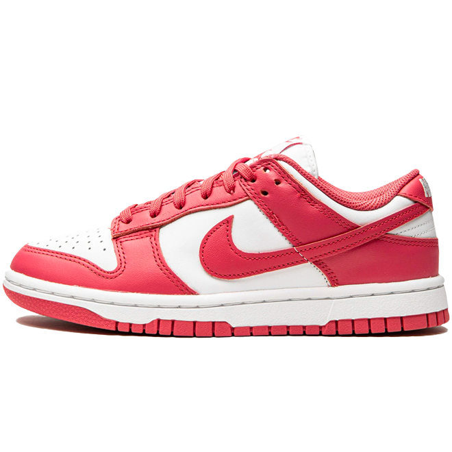Nike Dunk Low Archeo Pink front view roze witte sneaker