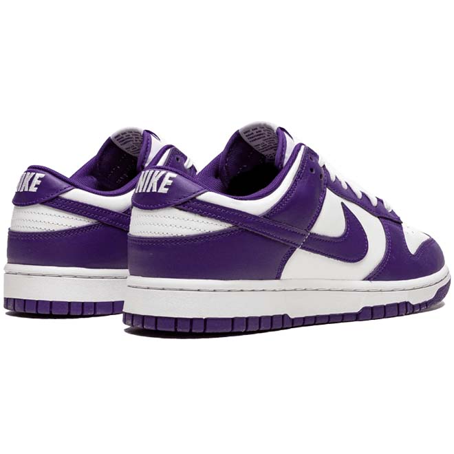 Nike Dunk Low Court Purple achterkant hiel en Nike logo detail