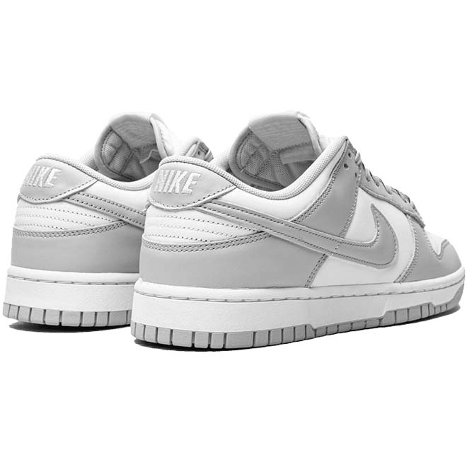 Nike Dunk Low Grey Fog achterkant hiel en Nike logo detail