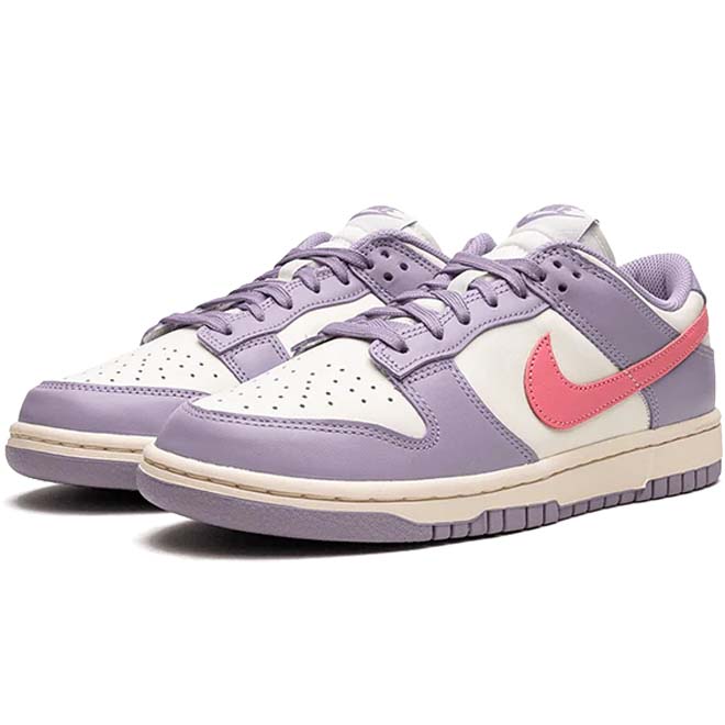 Nike Dunk Low Indigo Haze zijkant swoosh en paars blauw kleur detail