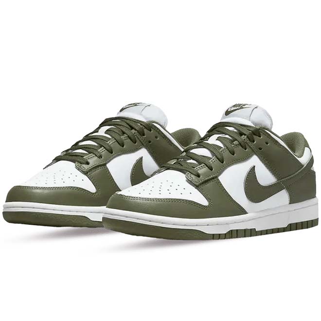 Nike Dunk Low Medium Olive zijkant swoosh en groen wit design detail