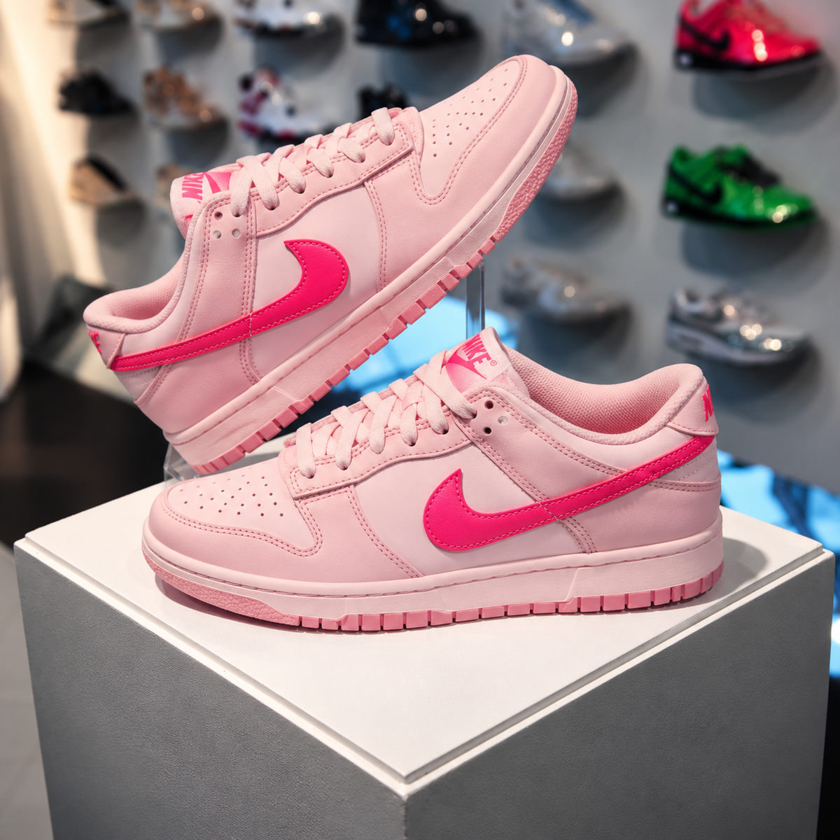 Nike Dunk Low Triple Pink GS in de winkel met echte roze kleuren en premium leren afwerking