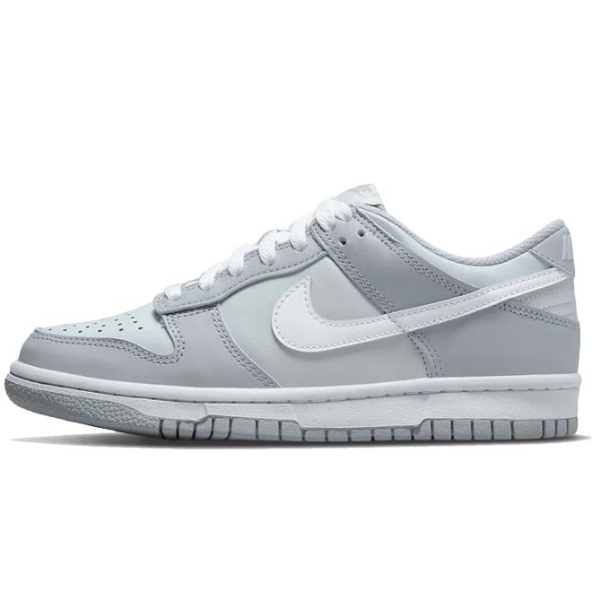 Nike Dunk Low Two Toned Grey GS front view grijze sneaker leer