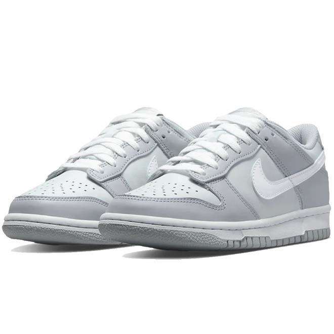 Nike Dunk Low Two Toned Grey GS zijkant swoosh en grijs kleur detail