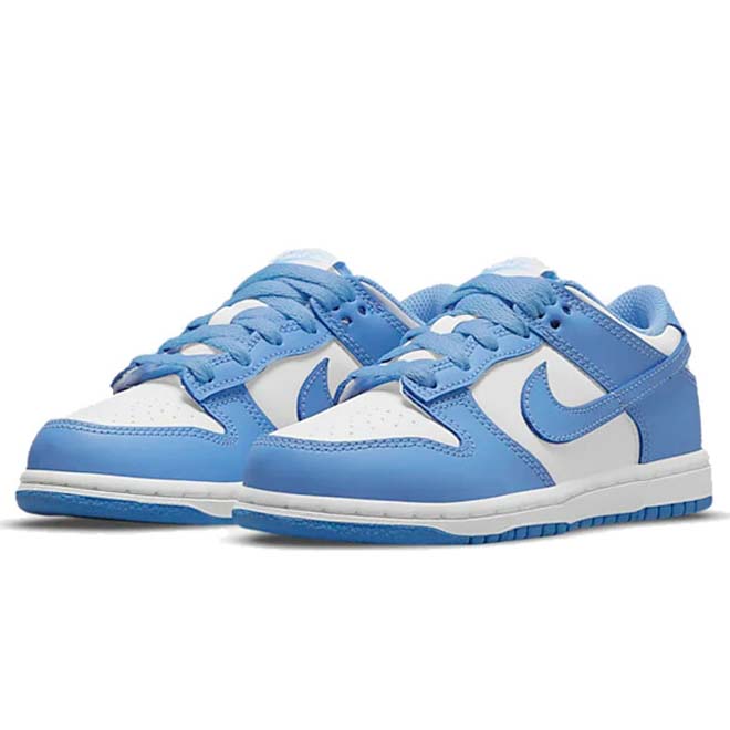 Nike Dunk Low UNC GS zijkant swoosh en lichtblauw wit design detail