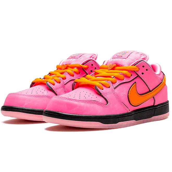 Nike SB Dunk Low Blossom zijkant swoosh en roze design detail