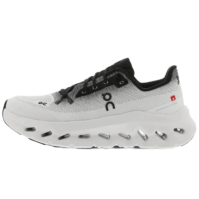 On Running Cloudtilt Black Ivory front view zwarte sneaker met CloudTec zool