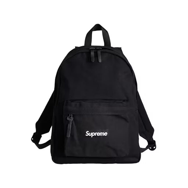 Supreme Canvas Backpack Black front view zwarte canvas rugzak met Supreme logoSupreme Canvas Backpack Black front view zwarte canvas rugzak met Supreme logo