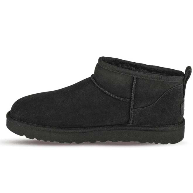 UGG Classic Ultra Mini Black front view zwarte laars schapenwol