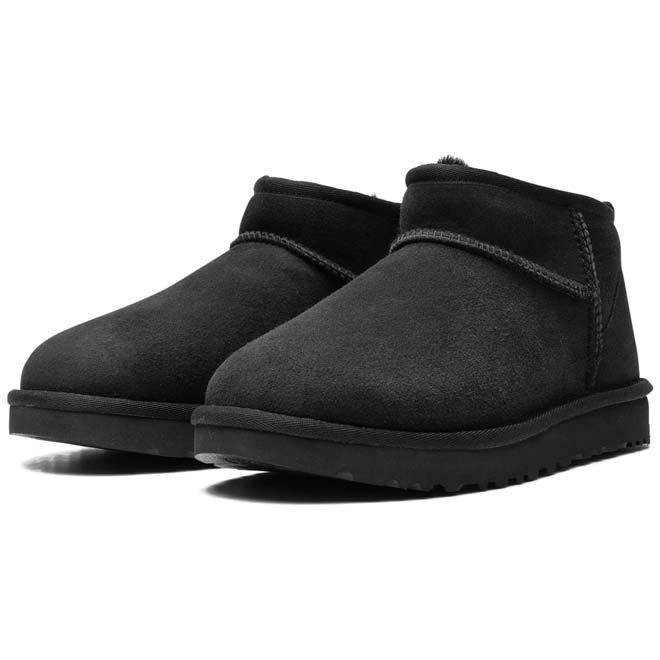 UGG Classic Ultra Mini Black zijkant suede en korte schacht detail