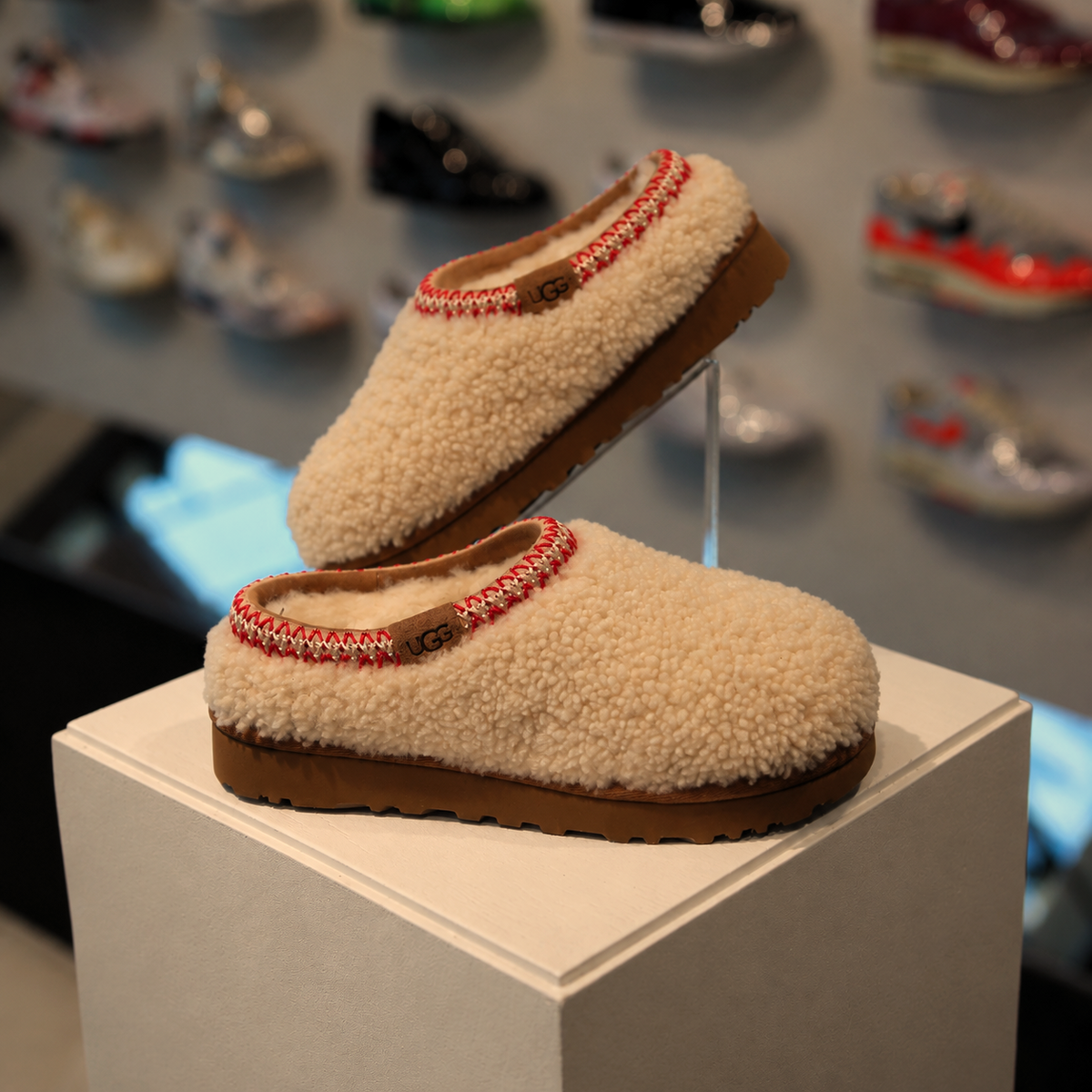 UGG Tasman Maxi Curly Slipper Natural in de winkel met echte kleur en zachte curly afwerking