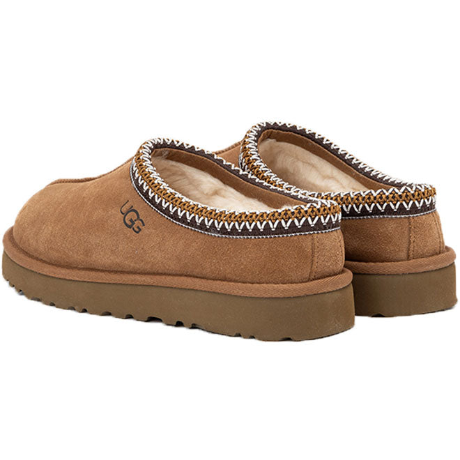 UGG Tasman Slipper Chestnut achterkant hiel en UGG logo detail