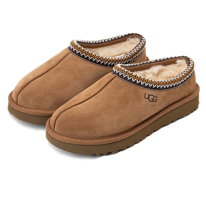 UGG Tasman Slipper Chestnut zijkant suede en stiksel detail