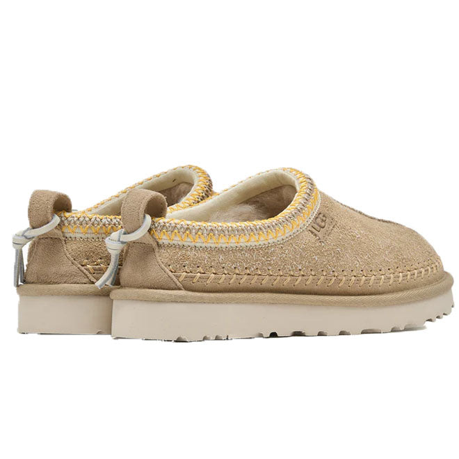 UGG W Tasman Biarritz Mustard Seed achterkant hiel en UGG logo detail