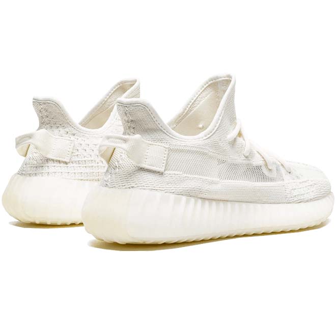 Adidas Yeezy Boost 350 V2 Bone schuin achter zijaanzicht met witte Primeknit upper en Boost zool