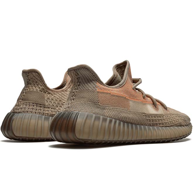 Yeezy Boost 350 V2 Sand Taupe achterkant sneaker heel detail