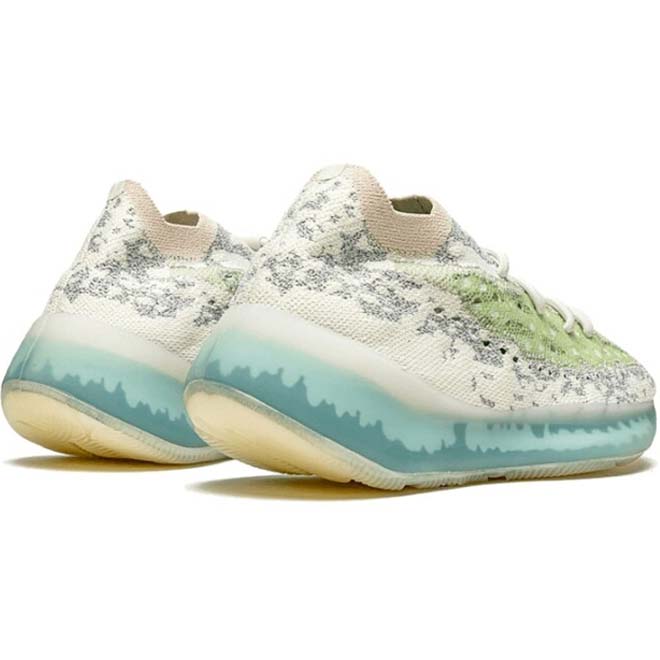 Adidas Yeezy Boost 380 Alien Blue schuin achter zijaanzicht met futuristisch Primeknit design