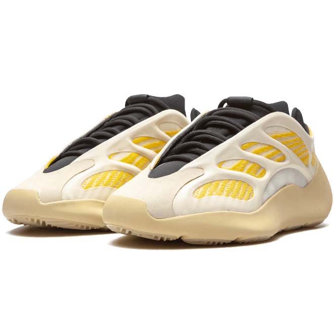 Adidas Yeezy Boost 700 V3 Safflower schuin voor zijaanzicht met glow cage en zwarte upper