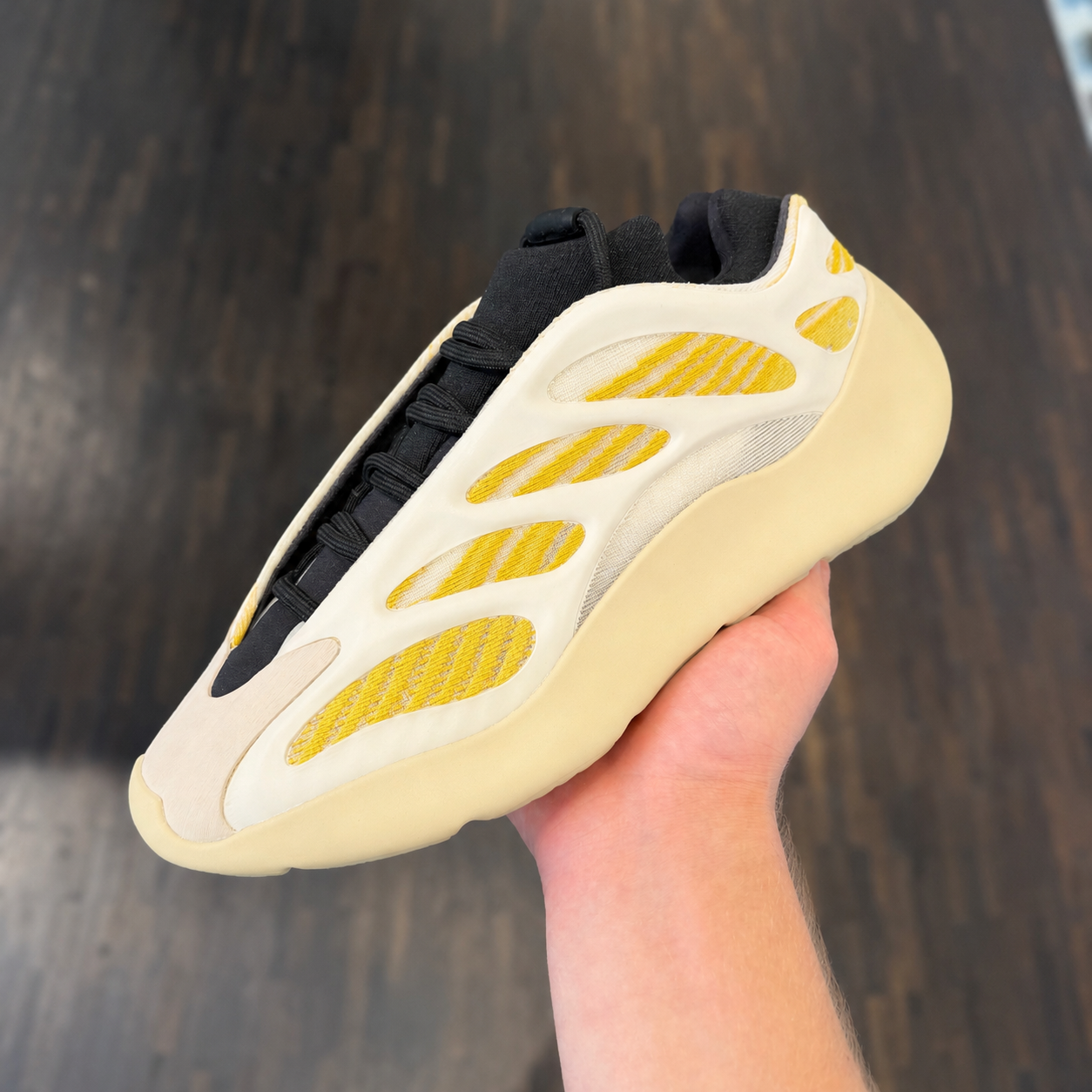 Adidas Yeezy Boost 700 V3 Safflower in de winkel met echte kleur en premium afwerking