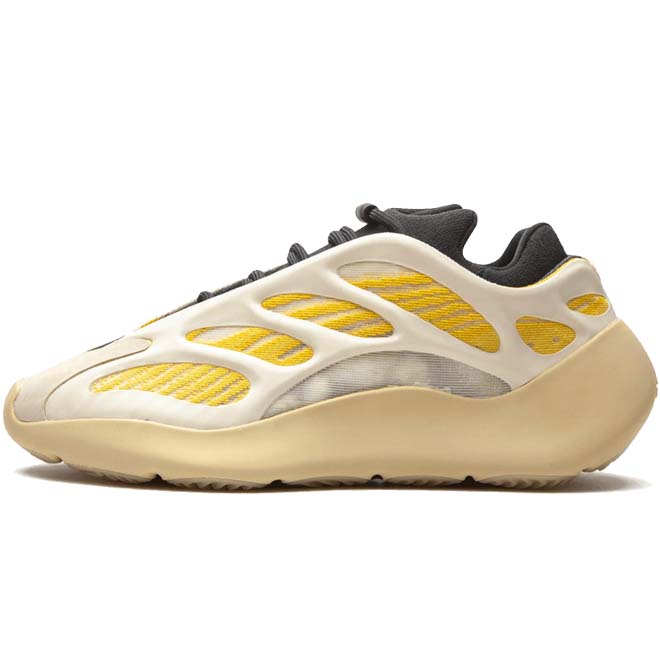 Adidas Yeezy Boost 700 V3 Safflower front view zwarte sneaker met glow cage details