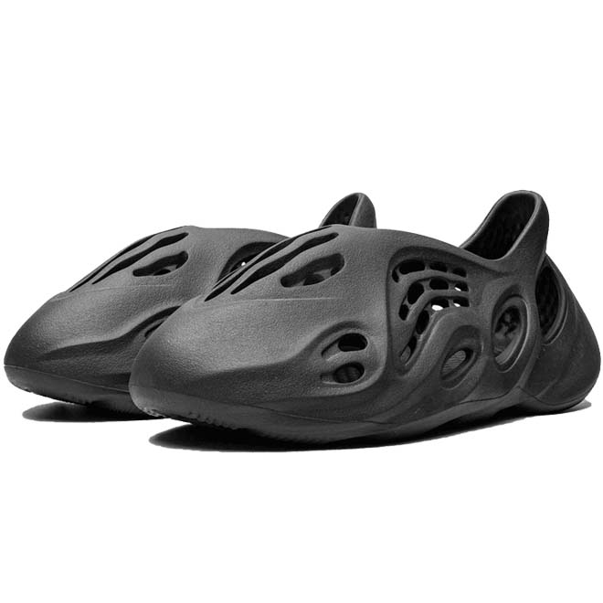 Adidas Yeezy Foam RNNR Carbon zijkant design en ventilatie gaten detail
