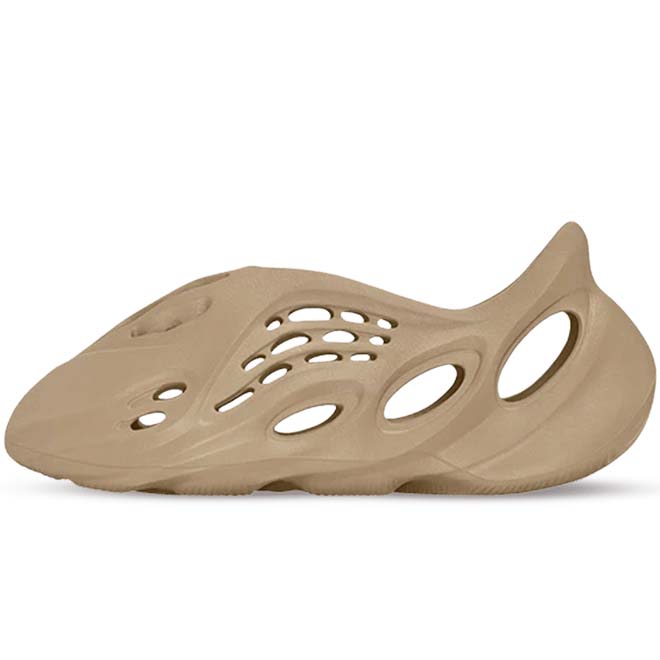 Adidas Yeezy Foam RNNR Clay Taupe front view beige bruine foam sneaker
