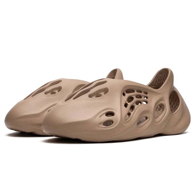 Adidas Yeezy Foam RNNR Clay Taupe zijkant design en ventilatie gaten detail