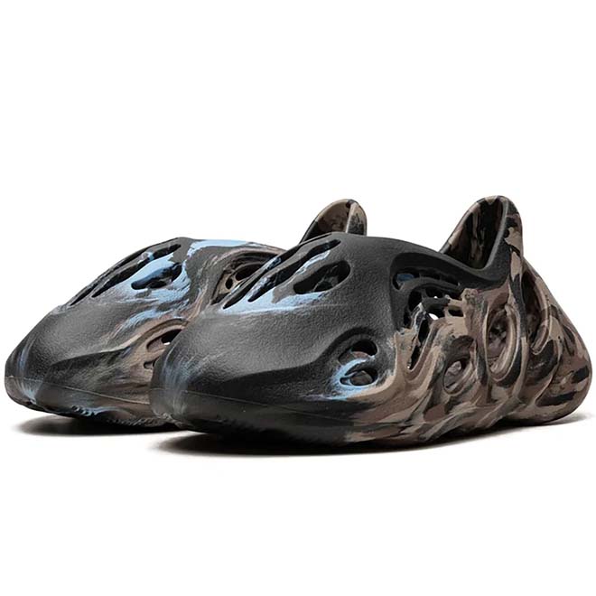 Adidas Yeezy Foam RNNR MX Cinder zijkant design en ventilatie gaten detail