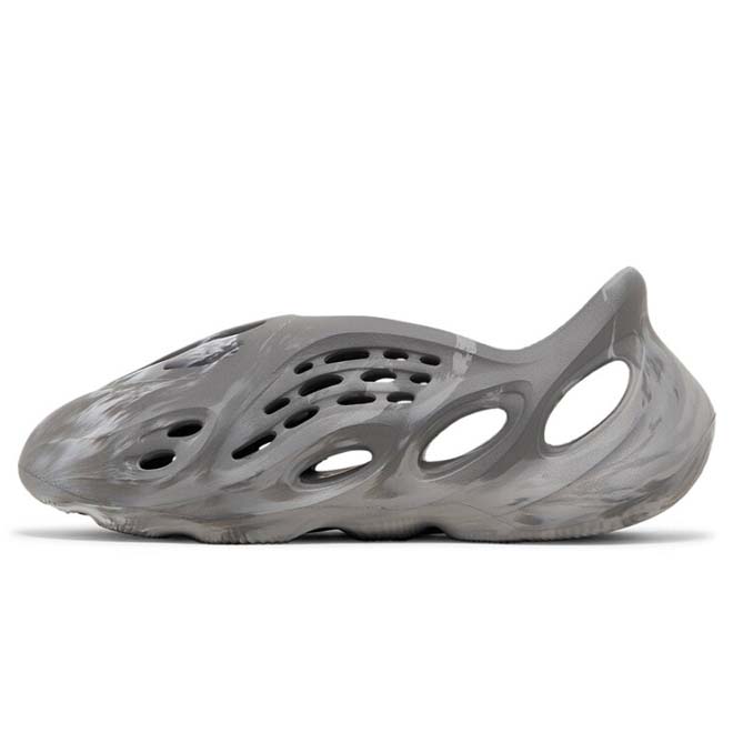 Adidas Yeezy Foam RNNR MX Granite front view zwart grijs design foam sneaker