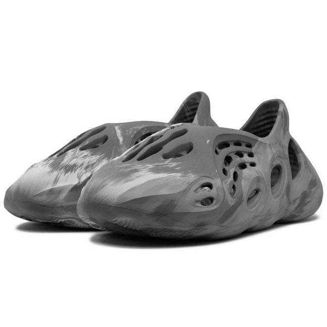 Adidas Yeezy Foam RNNR MX Granite zijkant design en ventilatie gaten detail