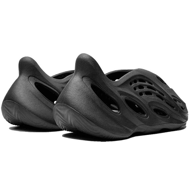 Adidas Yeezy Foam RNNR Onyx achterkant hiel en vorm detail