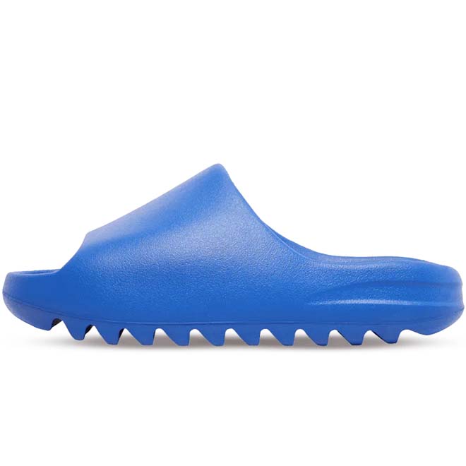 Adidas Yeezy Slide Azure zijkant met minimalistisch design en comfortabel EVA foam detail