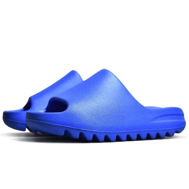 Adidas Yeezy Slide Azure zijkant minimal design en EVA foam detail