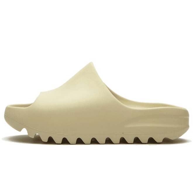 Adidas Yeezy Slide Bone Kids front view beige slide comfortabele foam slipper