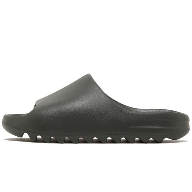 Adidas Yeezy Slide Dark Onyx front view zwarte slide comfortabele foam slipper