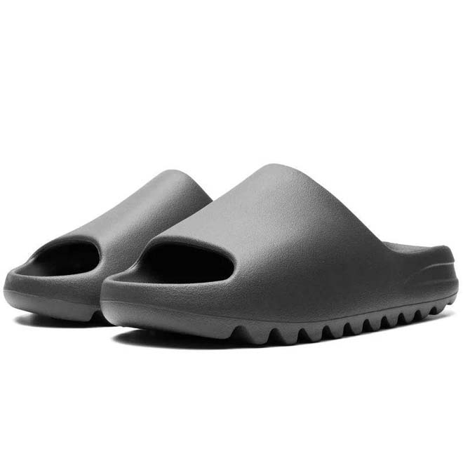 Adidas Yeezy Slide Dark Onyx zijkant design en vorm detail zwart